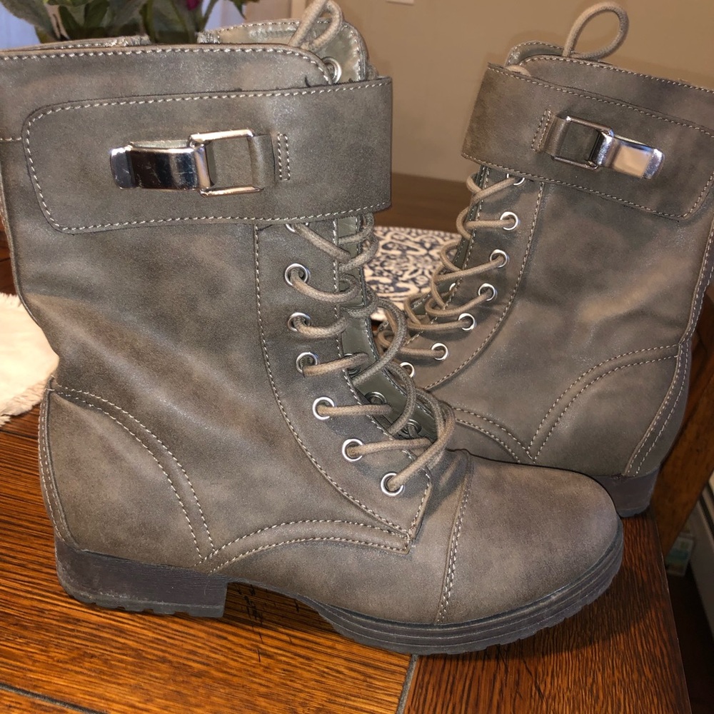 LIKE NEW army green combat boots